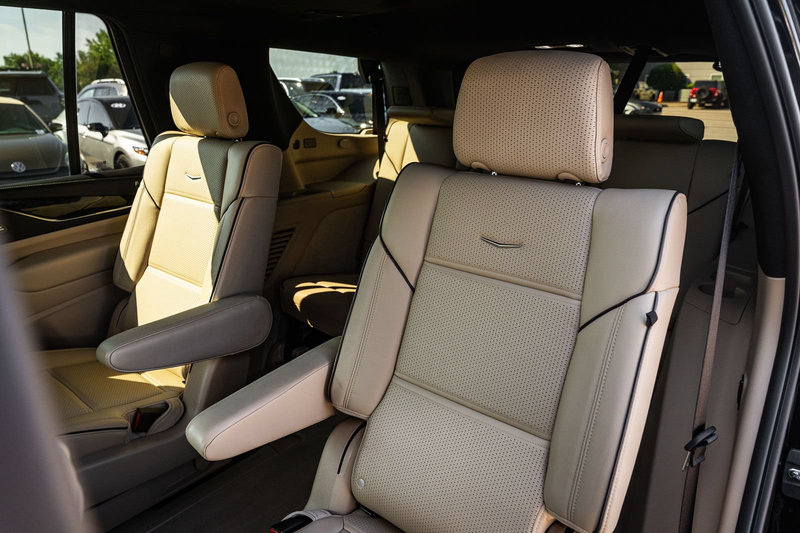 Used 2024 Cadillac Escalade Premium Luxury AWD/4WD image 21