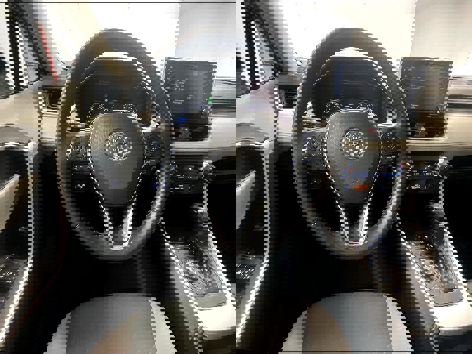 Used 2020 Toyota RAV4 XLE w/ Convenience Package image 7