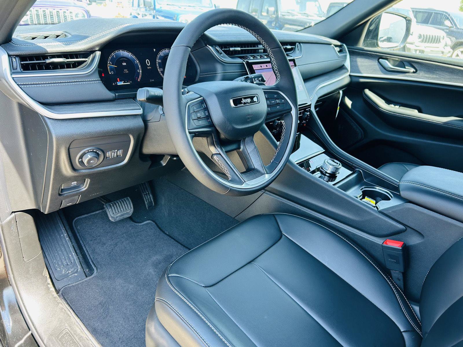 New 2025 Jeep Grand Cherokee Limited AWD/4WD image 16