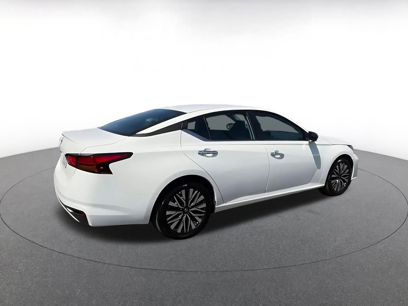 Used 2025 Nissan Altima 2.5 SV FWD image 12