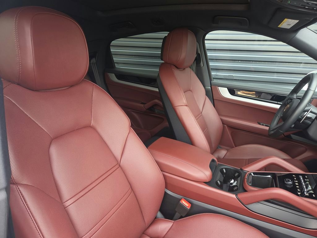 Certified 2025 Porsche Cayenne Coupe image 19