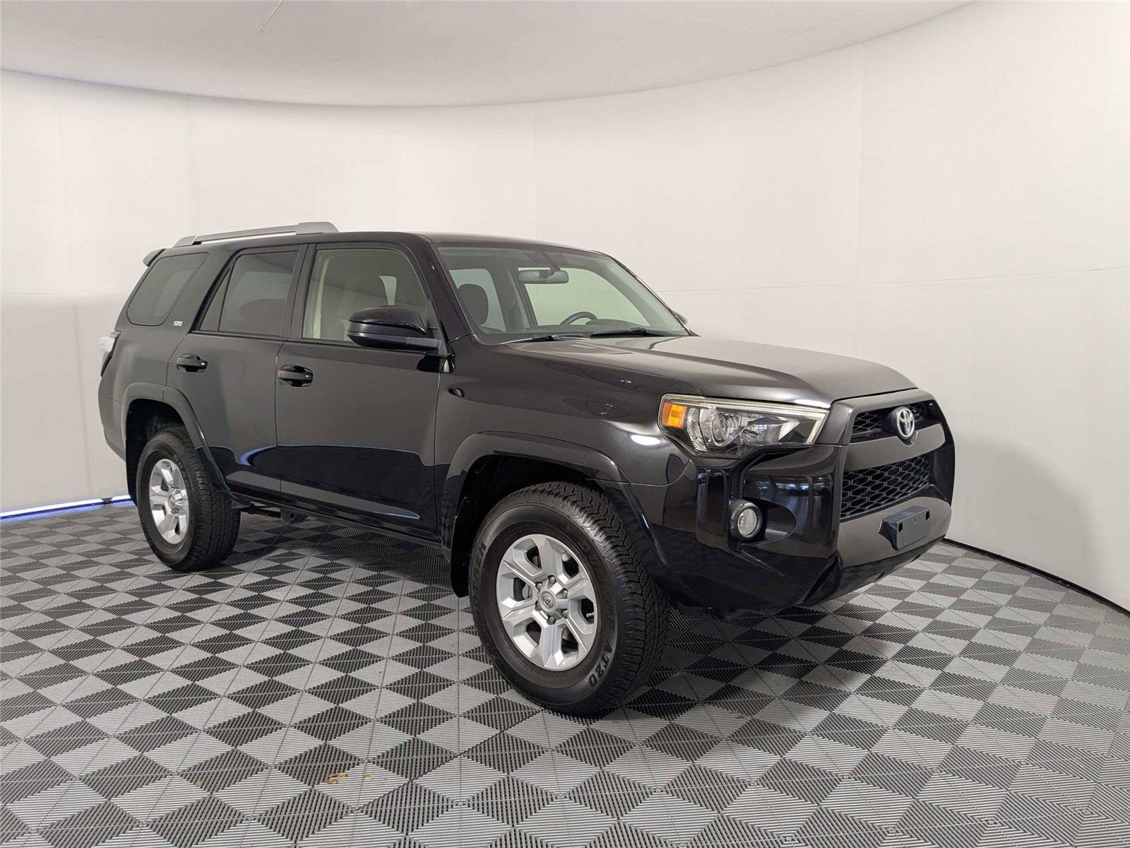 Used 2014 Toyota 4Runner SR5 AWD/4WD image 4