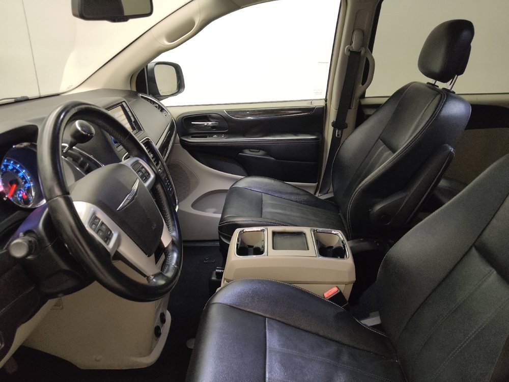 Used 2016 Chrysler Town & Country Touring image 17