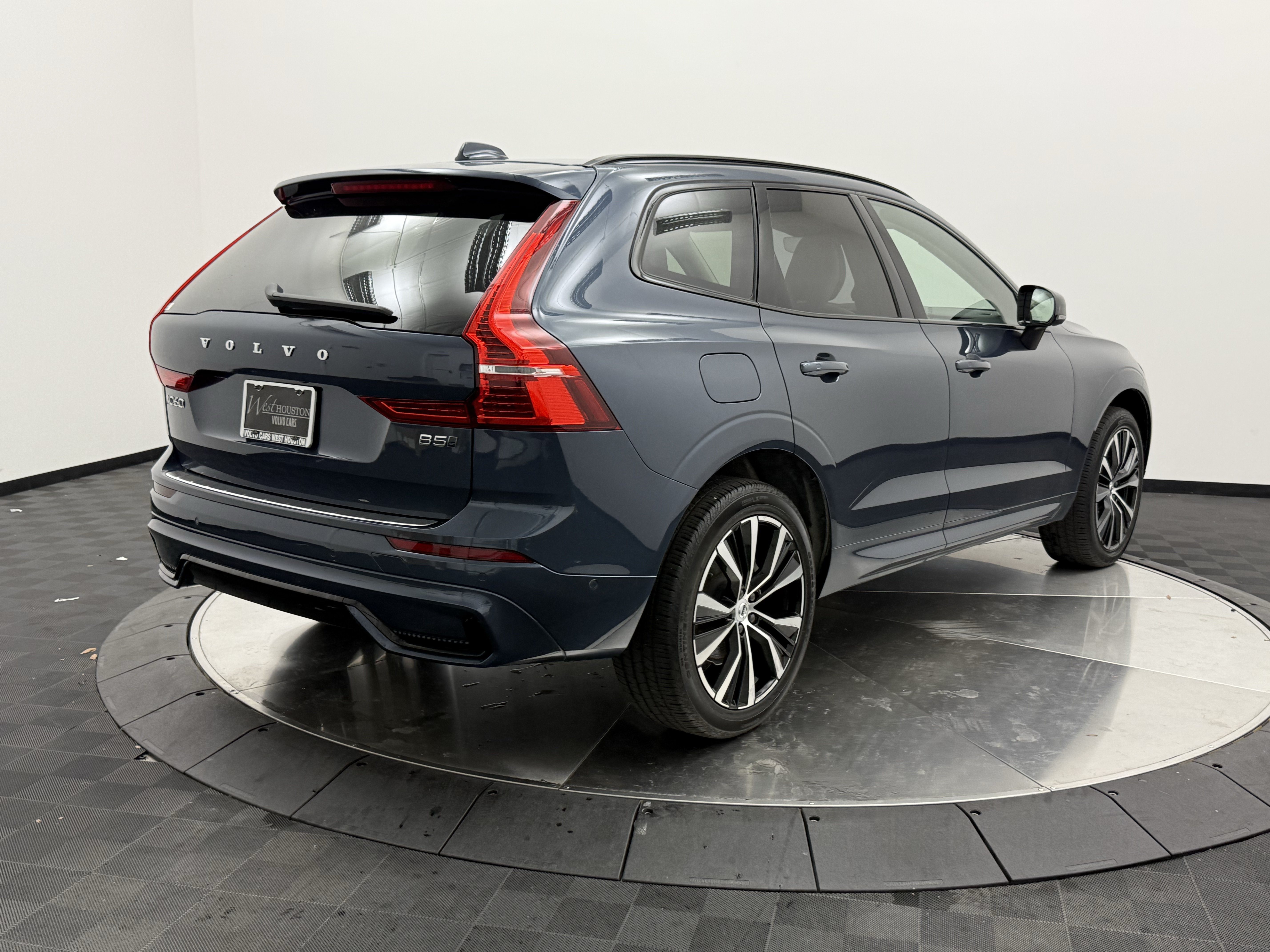 Certified 2025 Volvo XC60 B5 Plus w/ Protection Package Premier AWD/4WD image 10