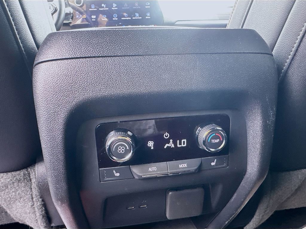 Used 2024 Chevrolet Traverse RS FWD image 23