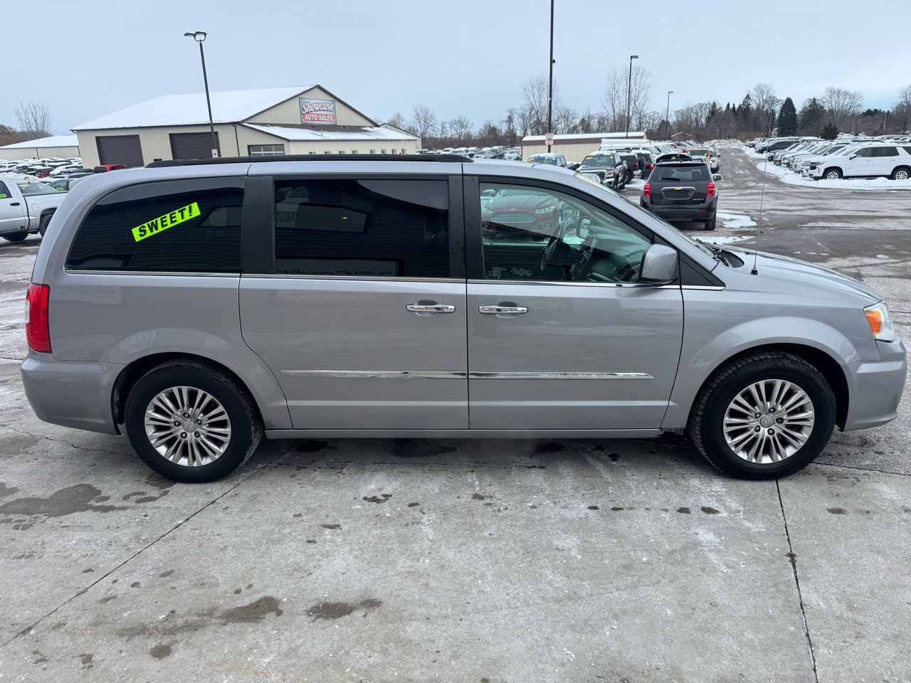 Used 2015 Chrysler Town & Country Touring w/ Driver Convenience Group image 4
