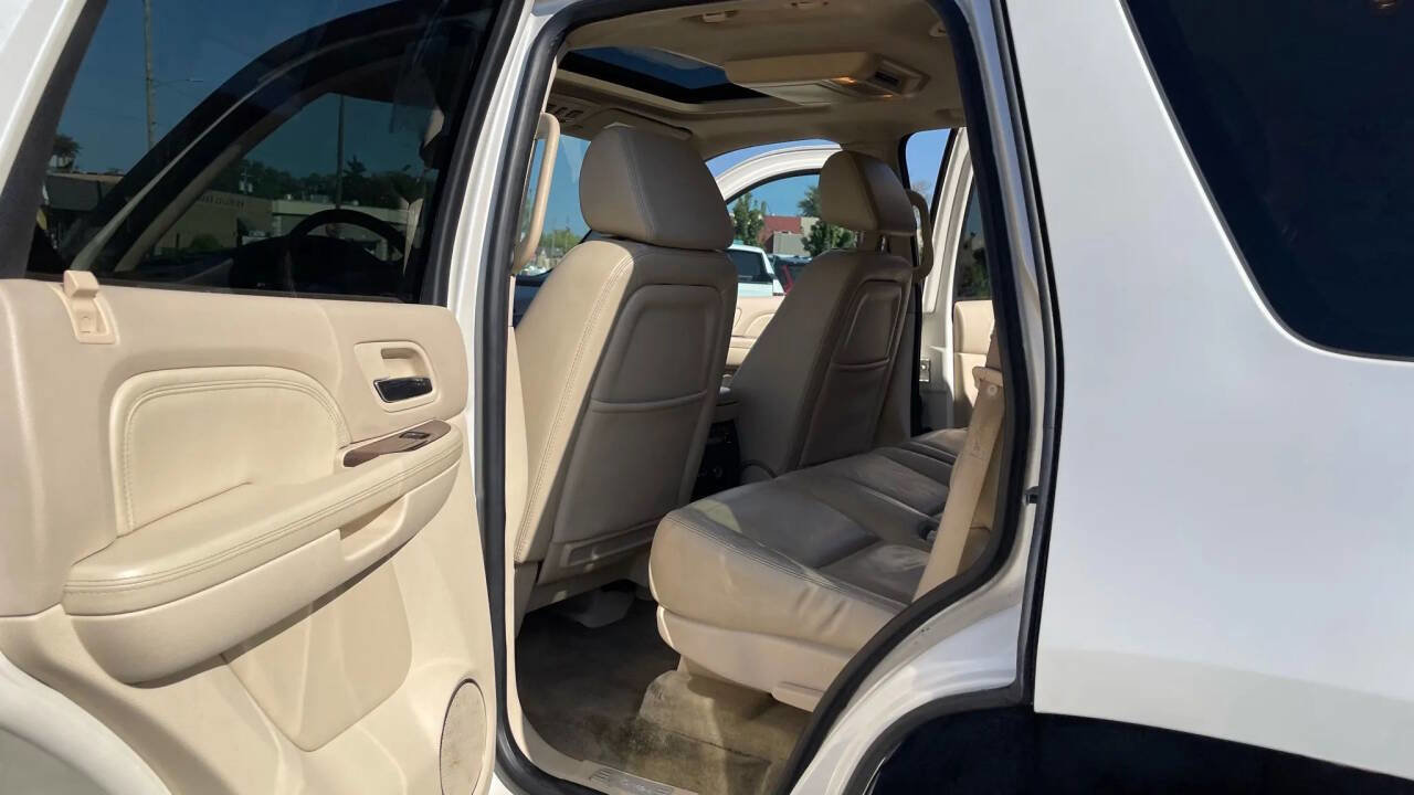 Used 2007 Cadillac Escalade AWD w/ Information Package image 18