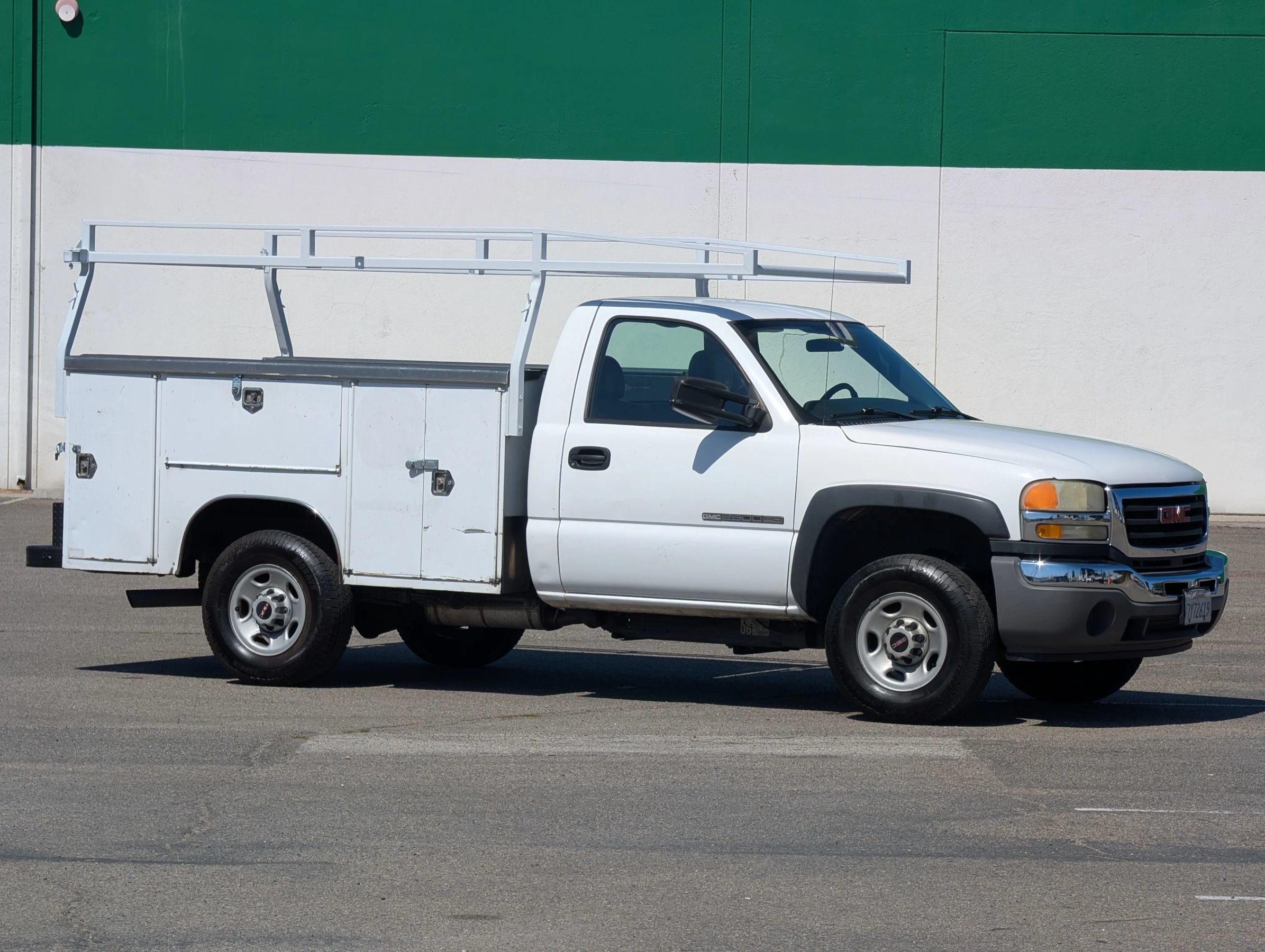 Used 2005 GMC Sierra 2500 W/T RWD image 1