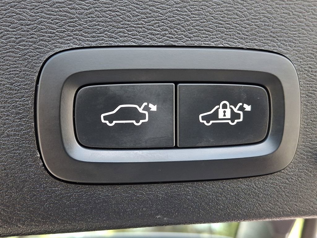 Used 2019 Volvo XC40 T5 Momentum image 29