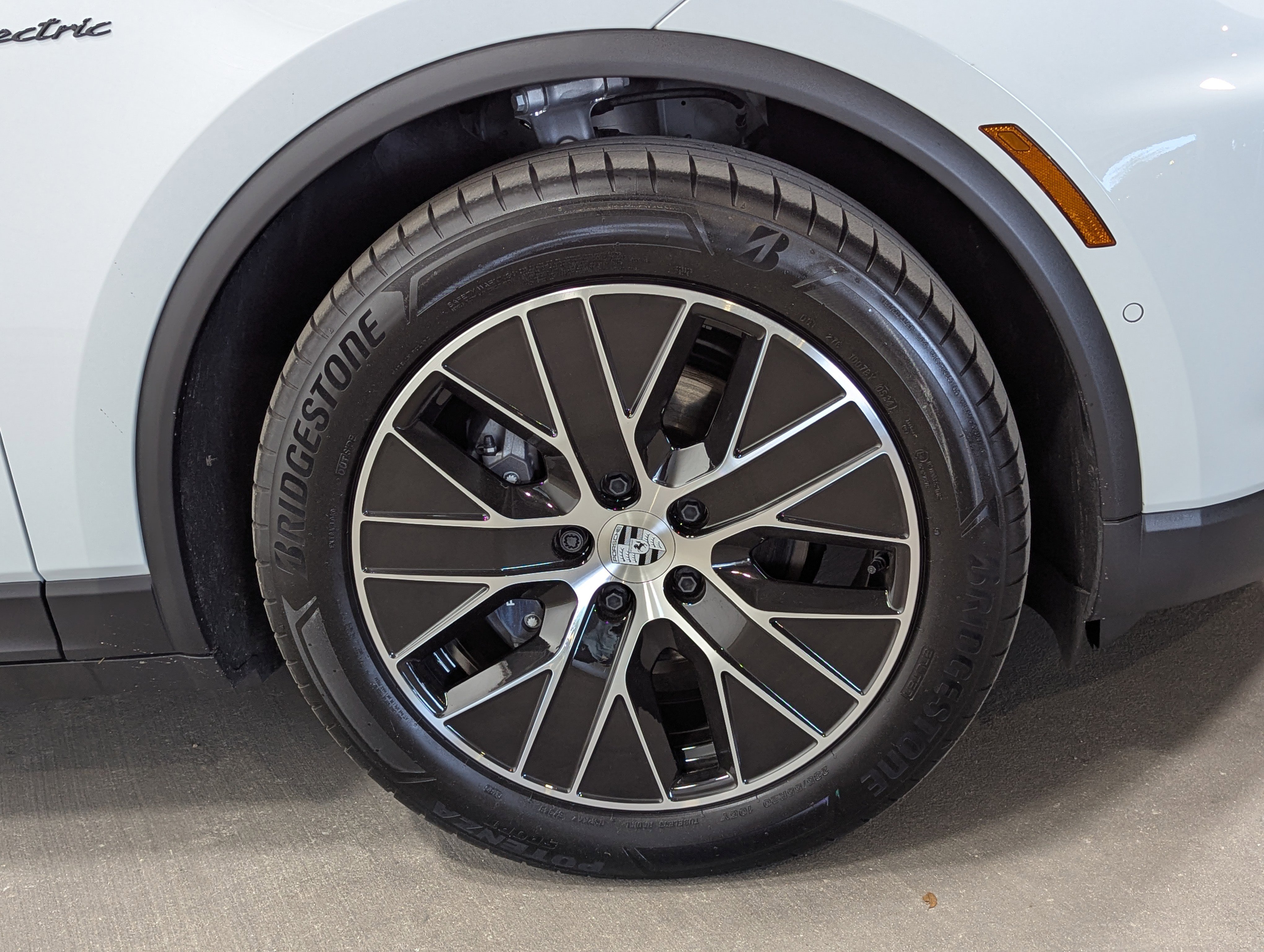 Certified 2025 Porsche Macan 4 Electric image 10