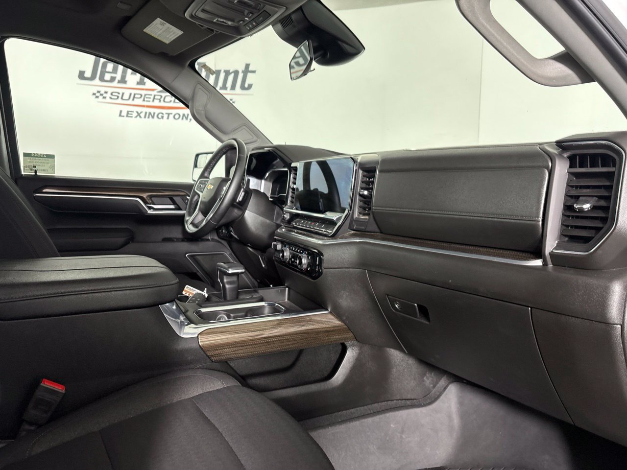 Used 2025 Chevrolet Silverado 1500 LT AWD/4WD image 29