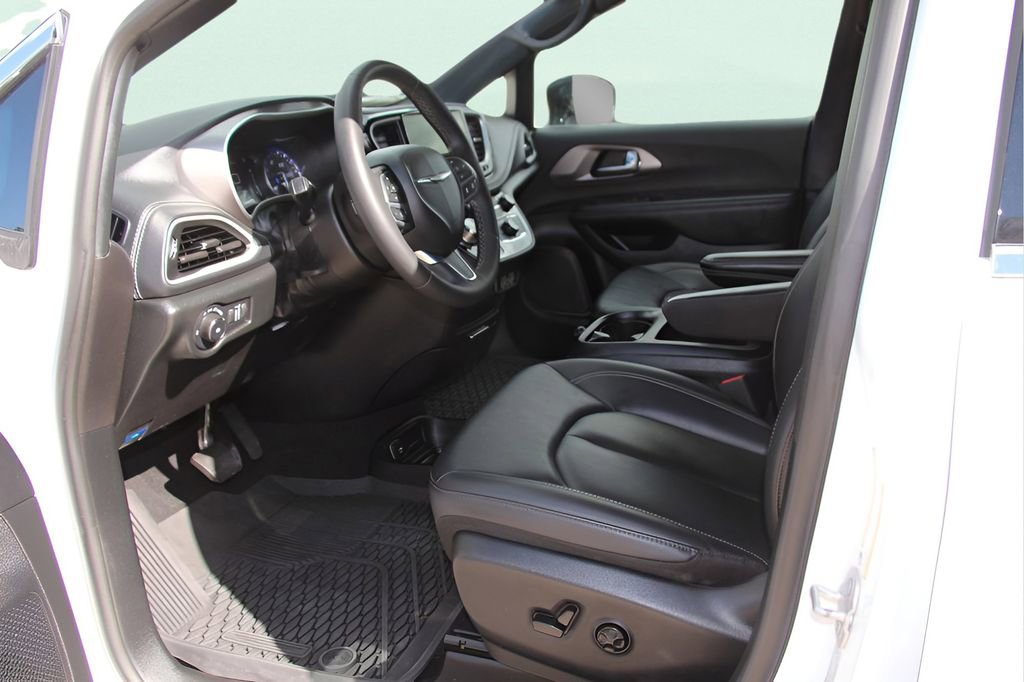 Used 2025 Chrysler Pacifica Select image 17