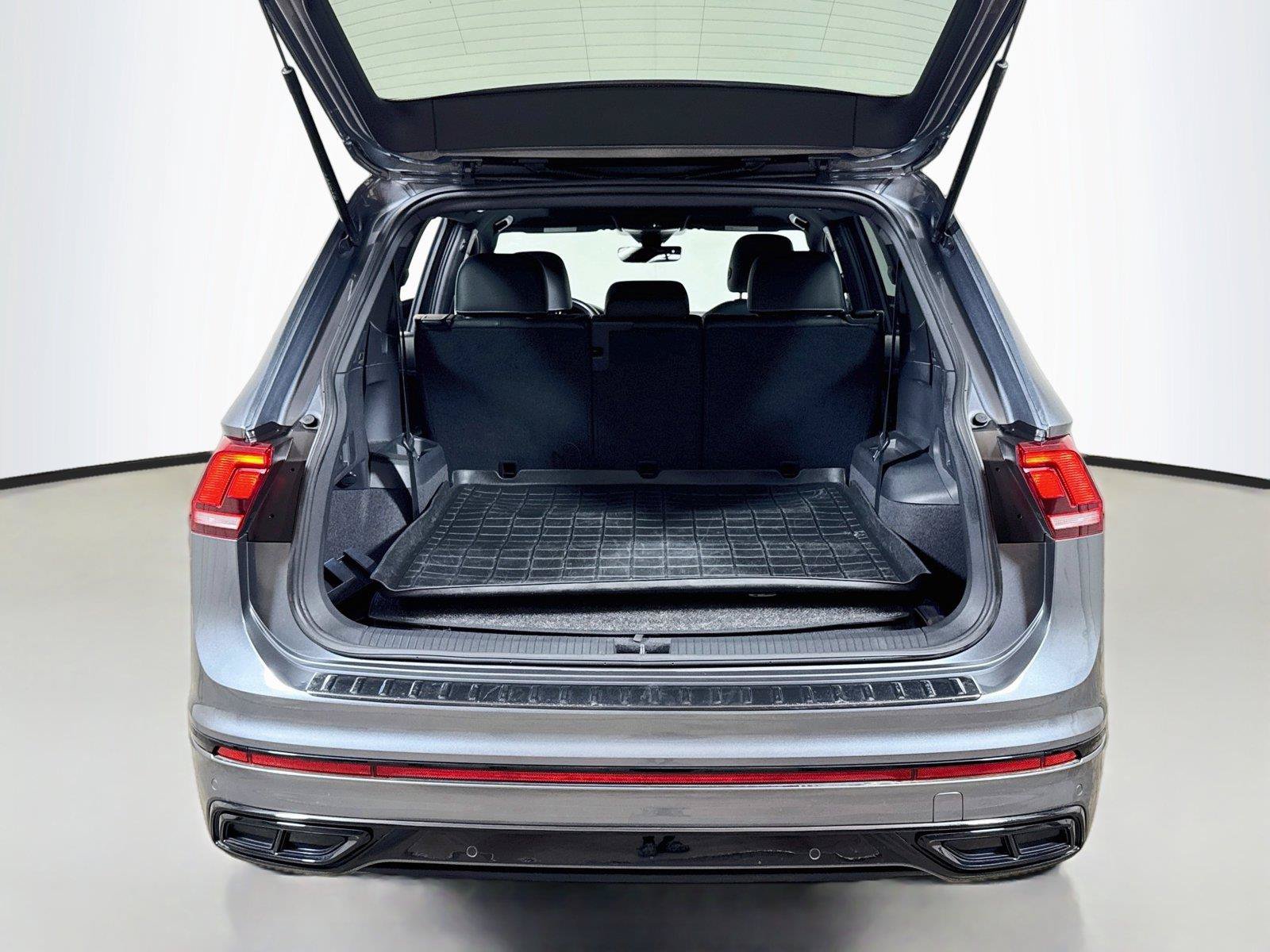 Used 2023 Volkswagen Tiguan SE R-Line FWD image 25