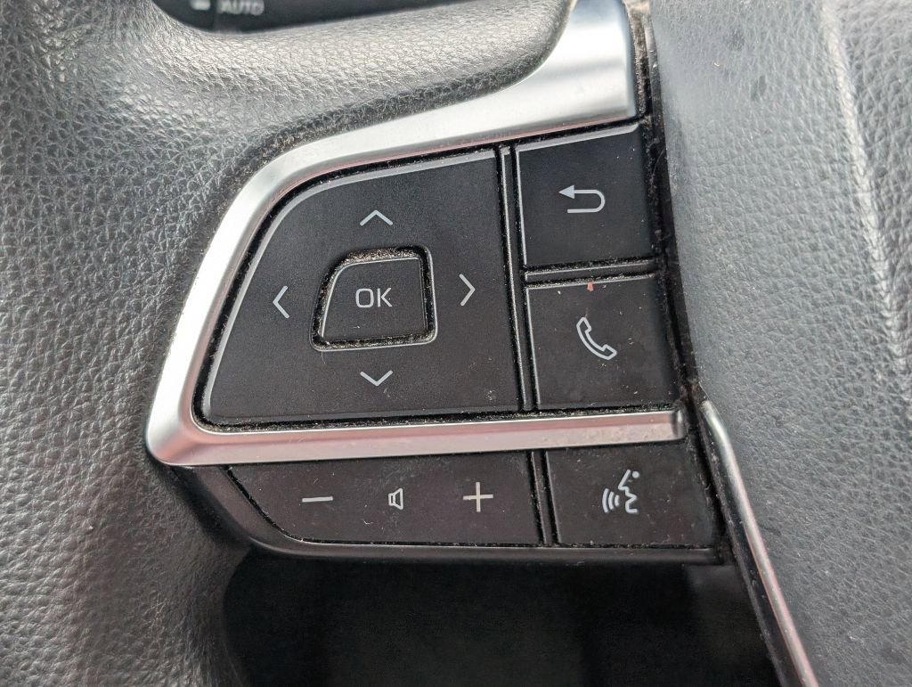 Used 2020 Toyota Highlander L FWD image 13