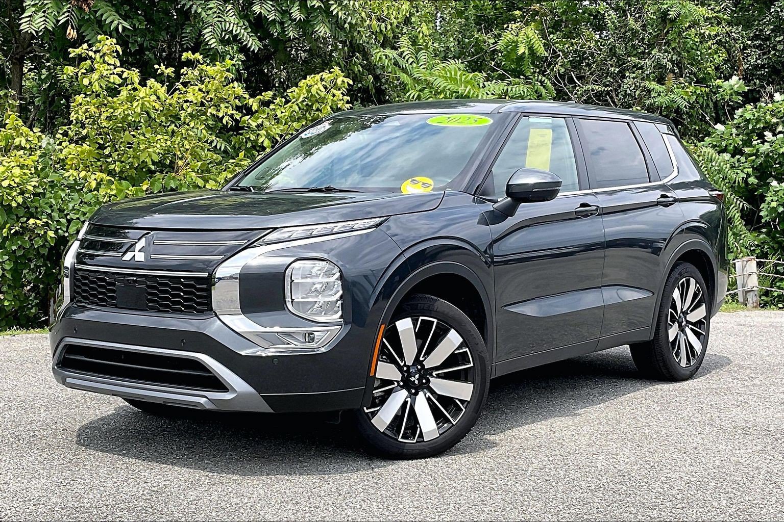 Used 2025 Mitsubishi Outlander SE FWD image 3