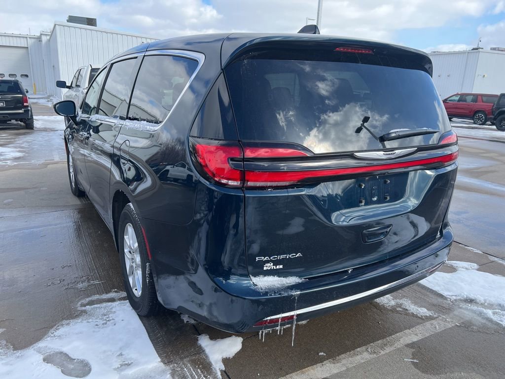 Used 2025 Chrysler Pacifica Select image 5