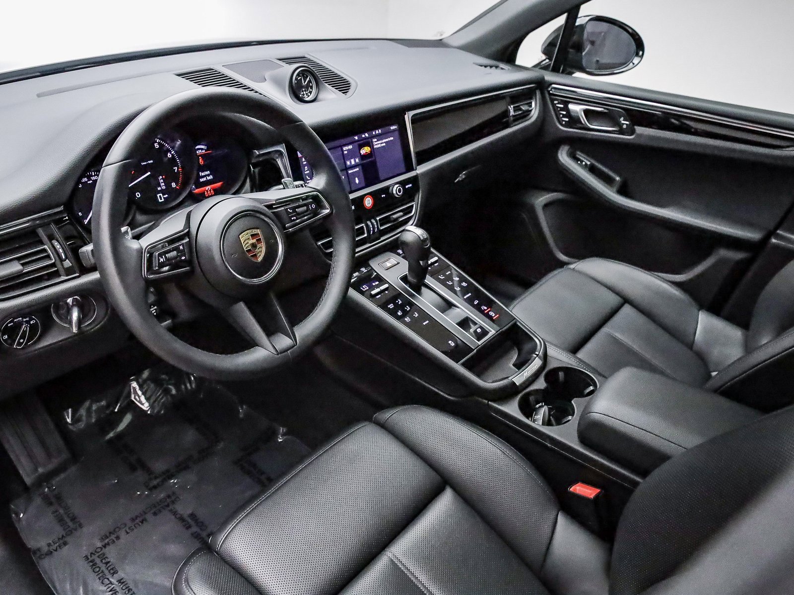 Certified 2025 Porsche Macan image 4