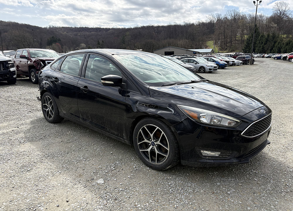 Used 2017 Ford Focus SEL w/ Cold Weather Package FWD image 4