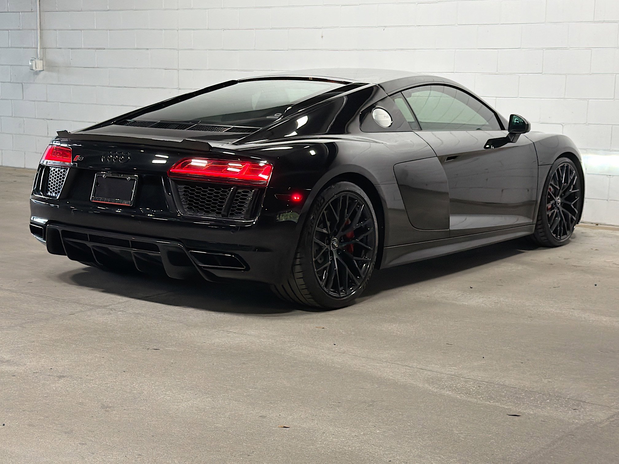 Used 2018 Audi R8 V10 w/ Premium Package RWD image 7