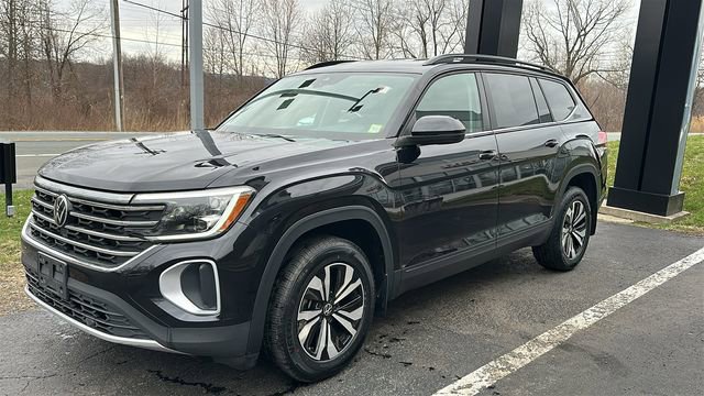 Used 2024 Volkswagen Atlas SE image 2