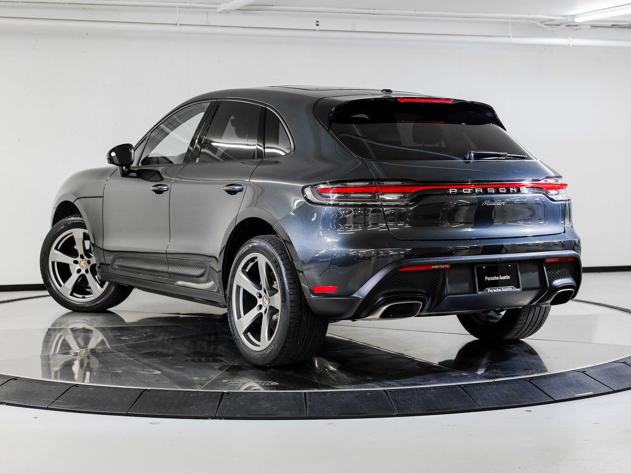 Certified 2025 Porsche Macan image 3
