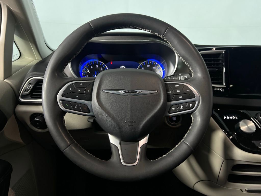 Used 2024 Chrysler Pacifica Touring-L image 15