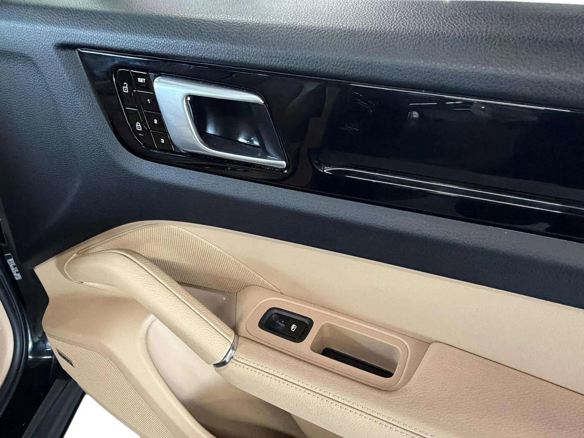 Used 2019 Porsche Cayenne S image 32