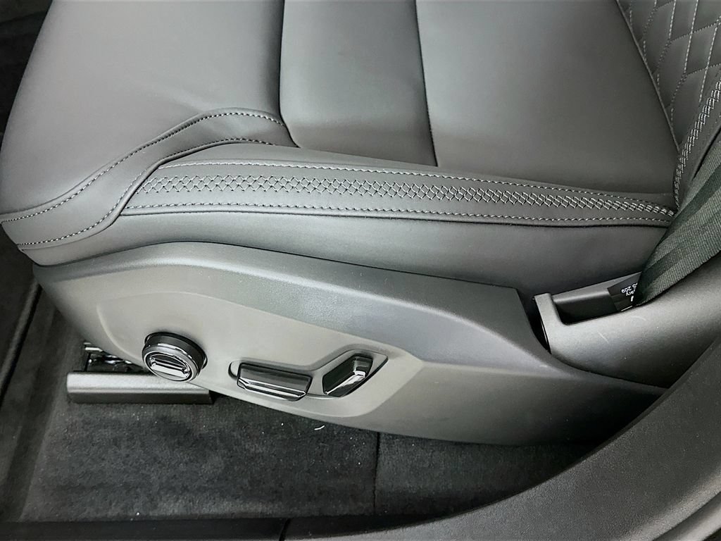 Used 2026 Volvo XC90 B5 Plus w/ Protection Package Premier AWD/4WD image 9