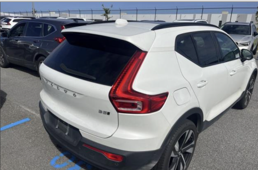 Certified 2025 Volvo XC40 B5 Ultra AWD/4WD image 11