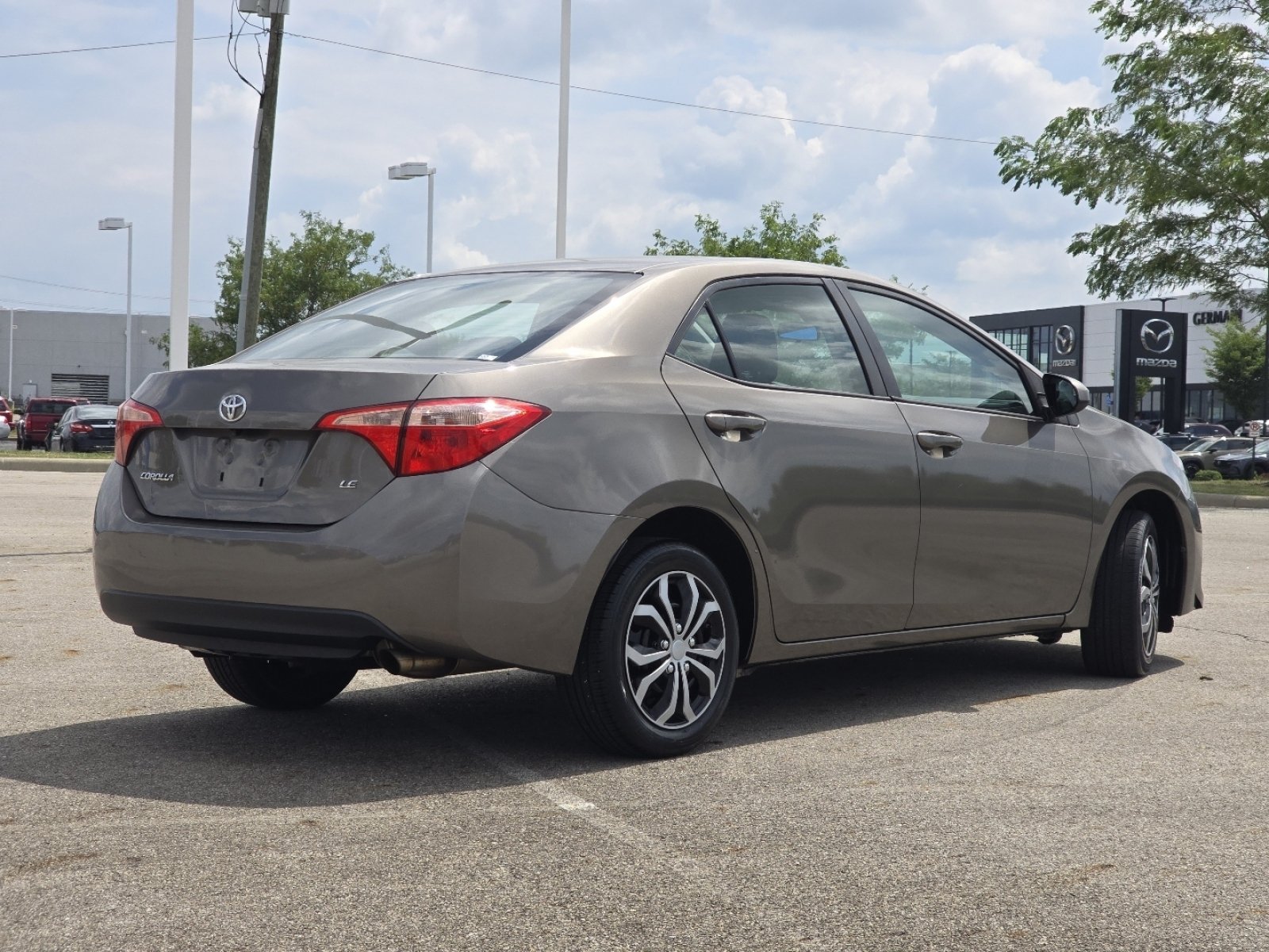 Used 2017 Toyota Corolla LE w/ Carpet Mat Package (TMS) FWD image 17