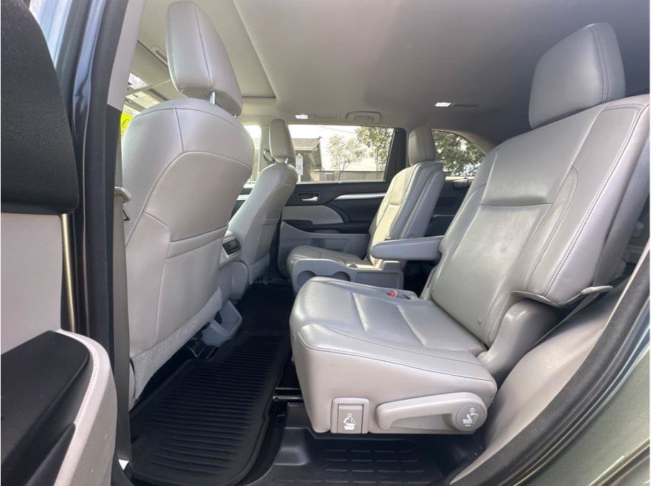 Used 2014 Toyota Highlander XLE AWD/4WD image 13