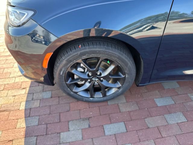 Used 2023 Chrysler Pacifica Limited w/ S Appearance Package image 10