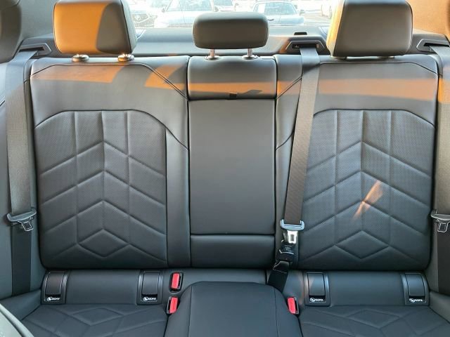 Used 2025 BMW 550e xDrive w/ Premium Package image 45