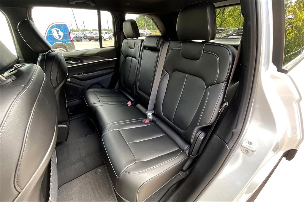 New 2025 Jeep Grand Cherokee Limited w/ Trailer Tow Package image 10