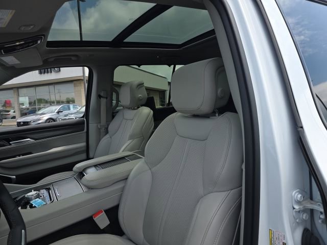 Used 2024 Jeep Wagoneer Series III w/ Premium Group I AWD/4WD image 15