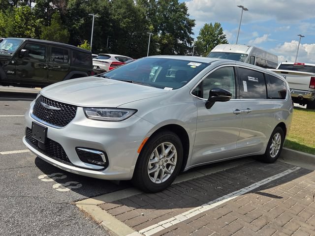 Used 2024 Chrysler Pacifica Touring-L FWD image 2