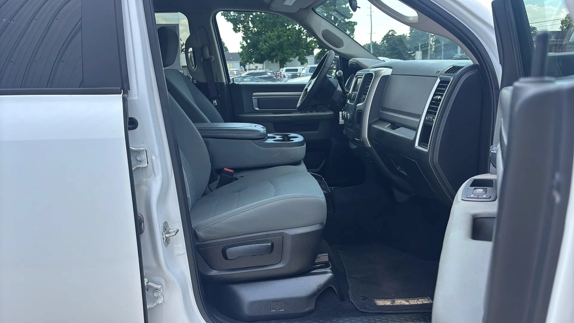 Used 2018 RAM 2500 SLT AWD/4WD image 16