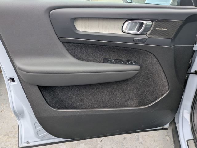 Certified 2025 Volvo XC40 B5 Plus w/ Climate Package AWD/4WD image 10