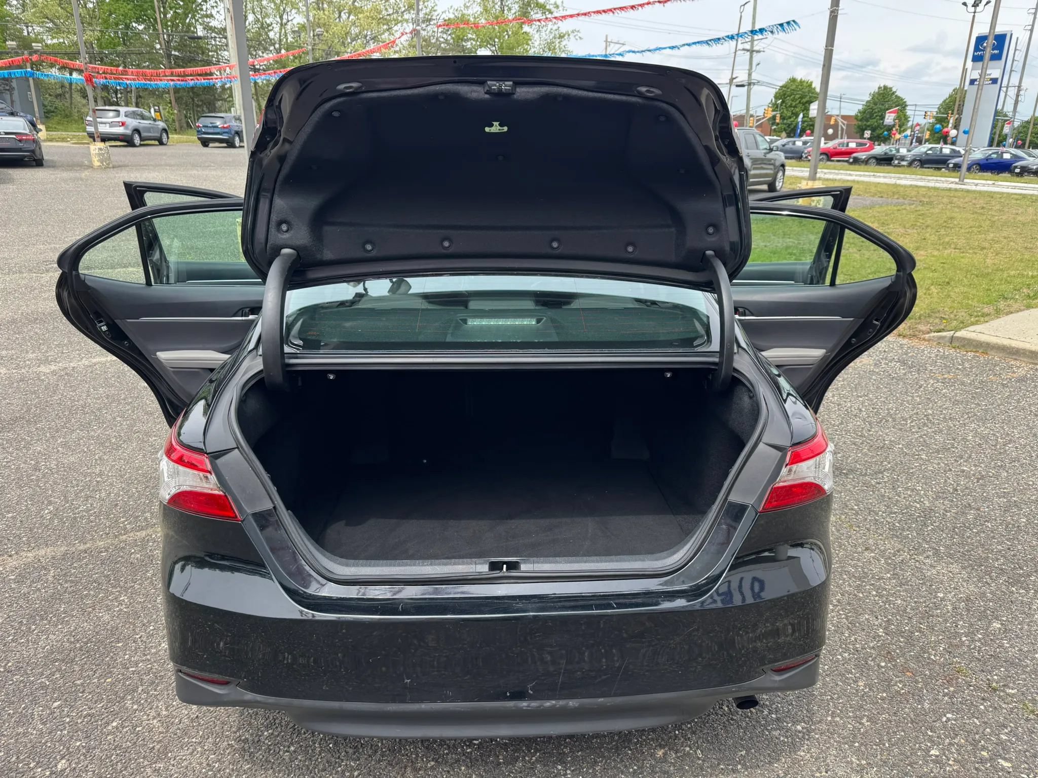 Used 2018 Toyota Camry LE FWD image 12