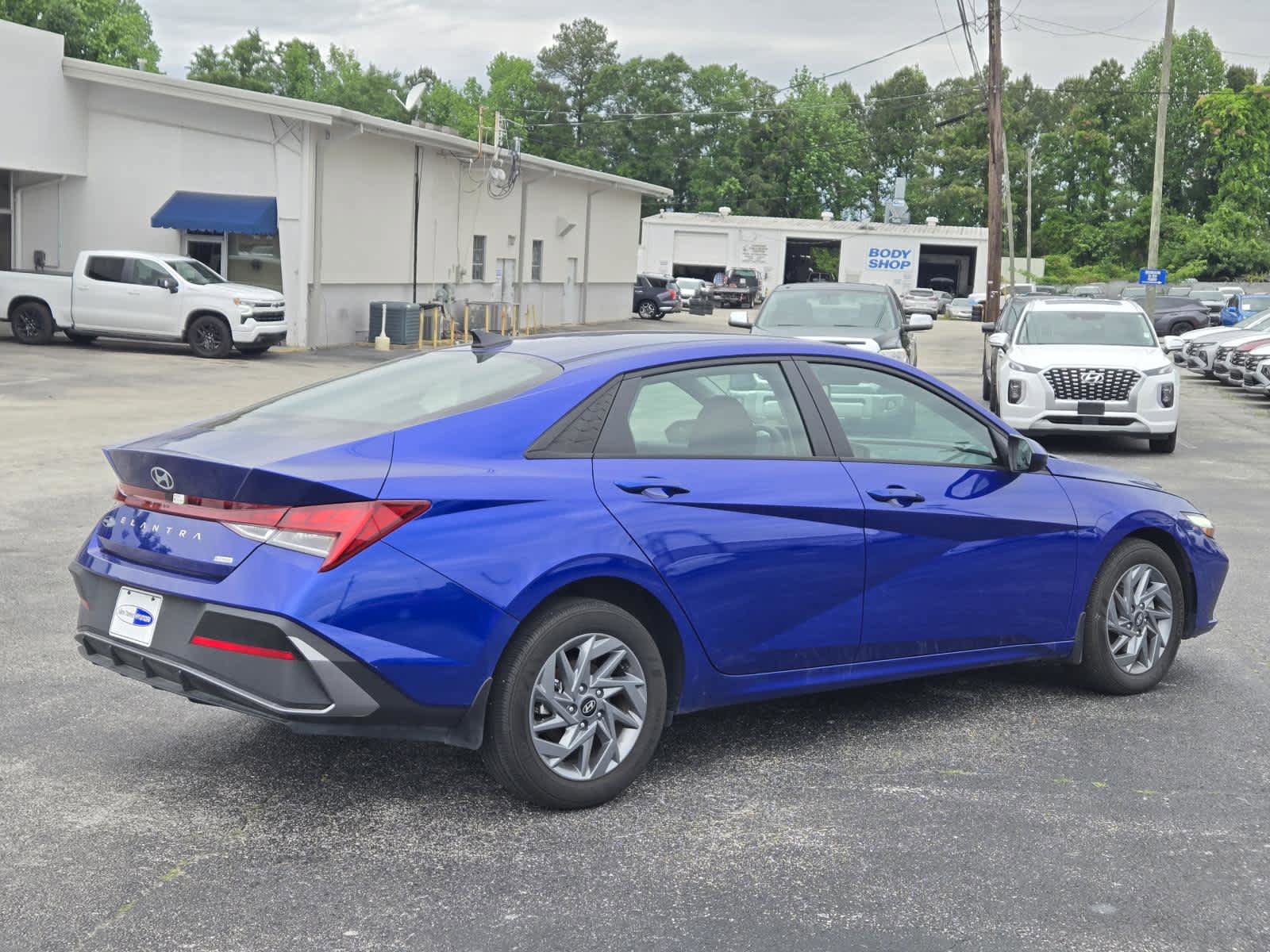 Certified 2024 Hyundai Elantra Blue FWD image 4