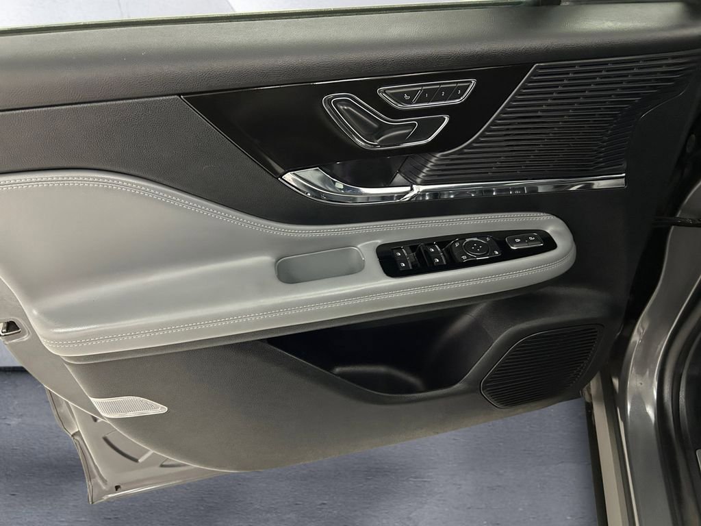 Used 2021 Lincoln Corsair FWD w/ Premium Package image 12