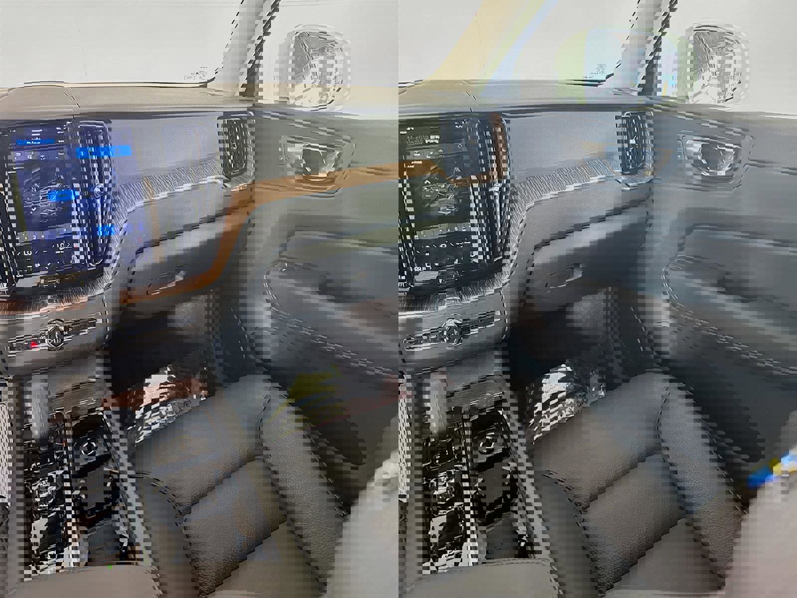 Used 2023 Volvo XC60 B5 Plus w/ Climate Package image 26