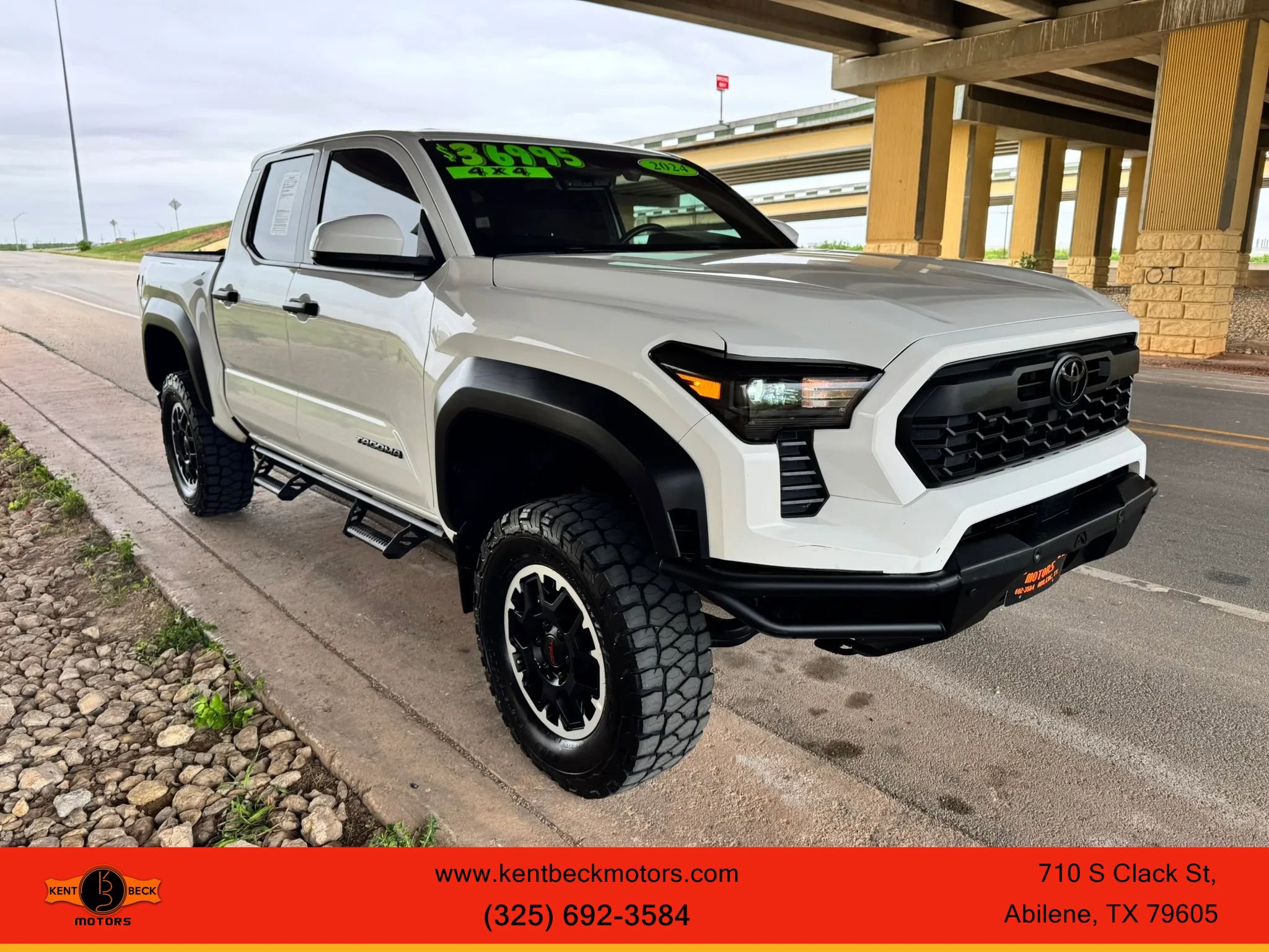 Used 2024 Toyota Tacoma TRD Off-Road AWD/4WD image 1