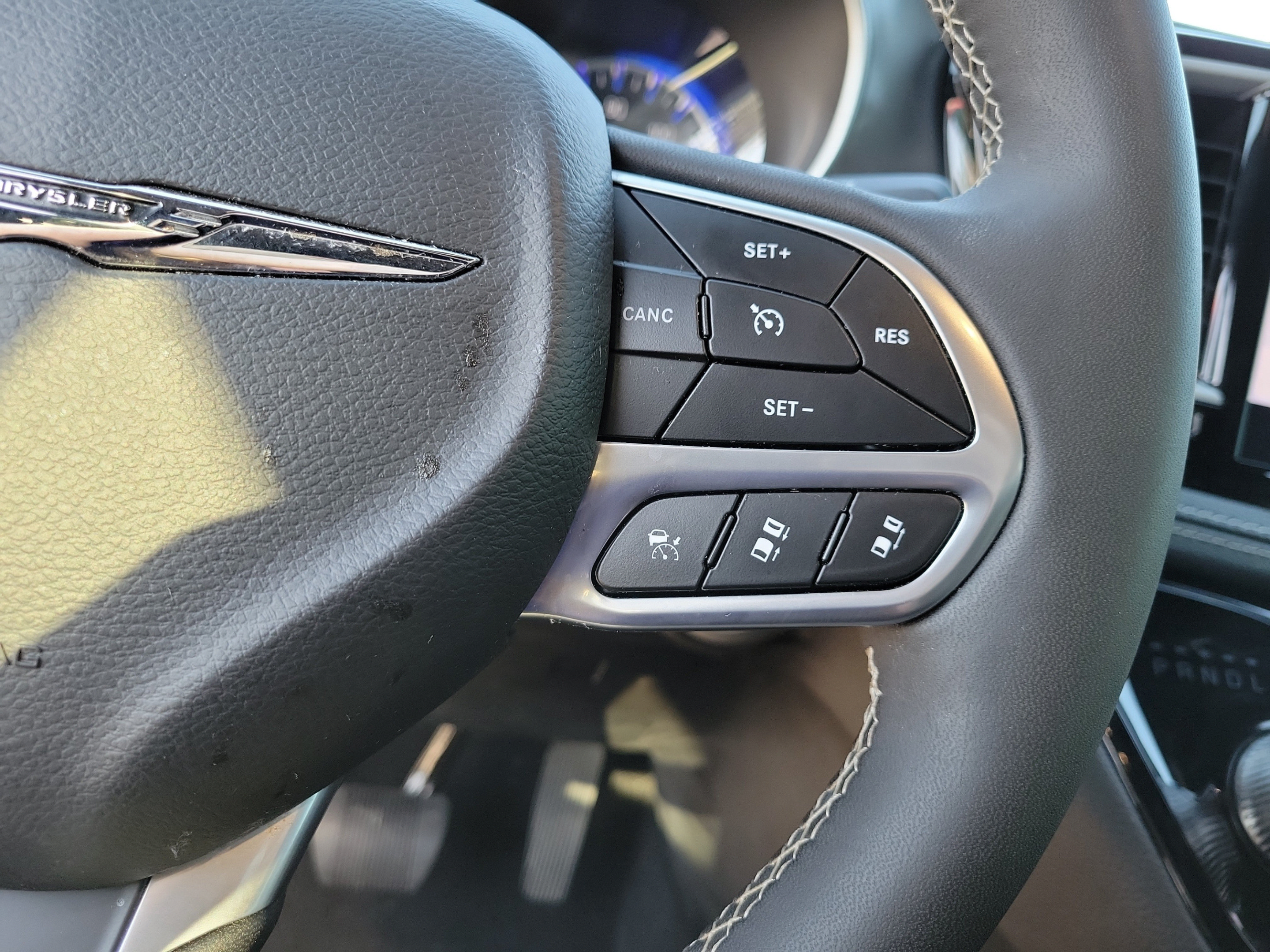 Used 2025 Chrysler Pacifica Select AWD/4WD image 24