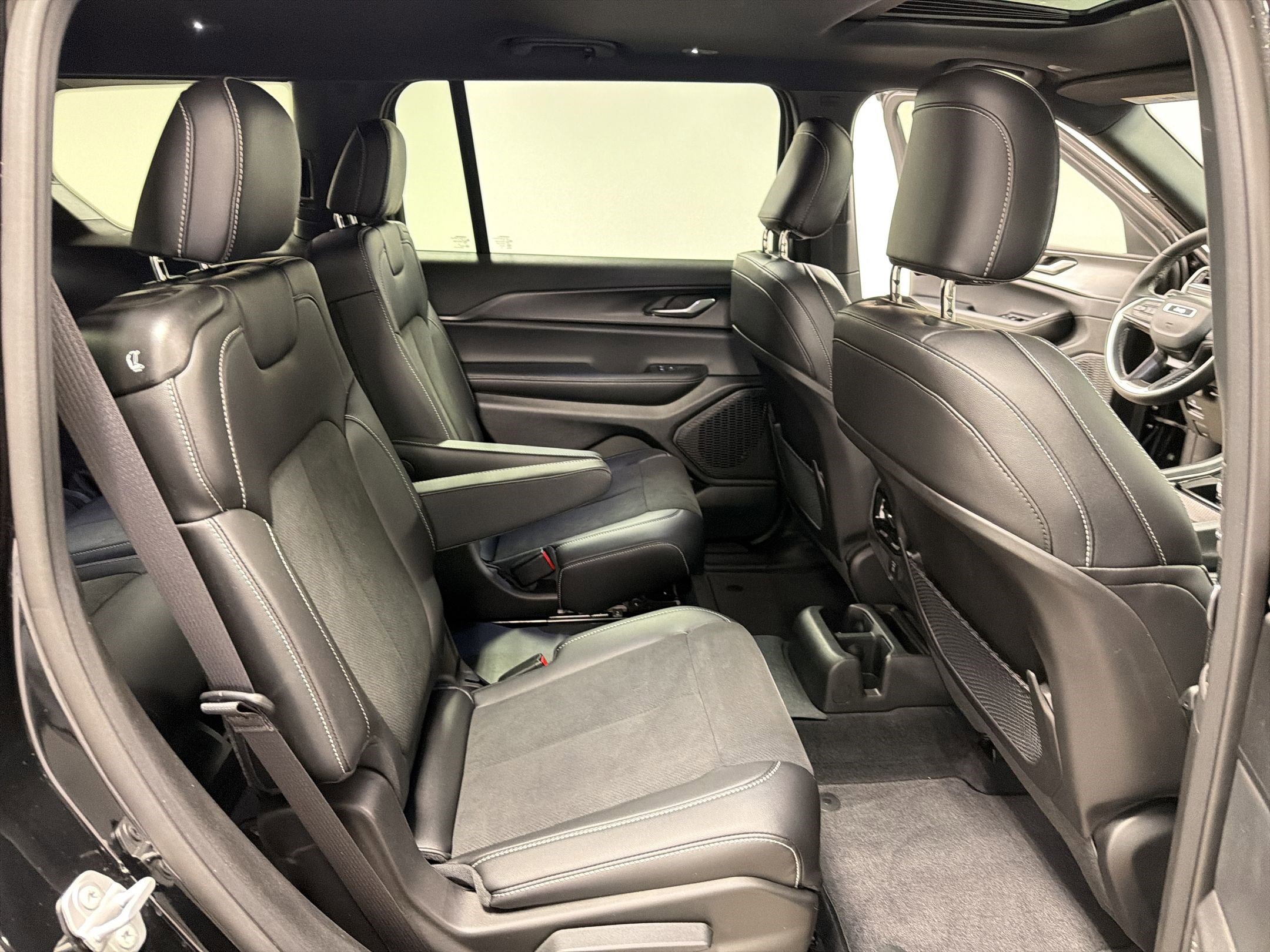 Used 2025 Jeep Grand Cherokee L Altitude image 30