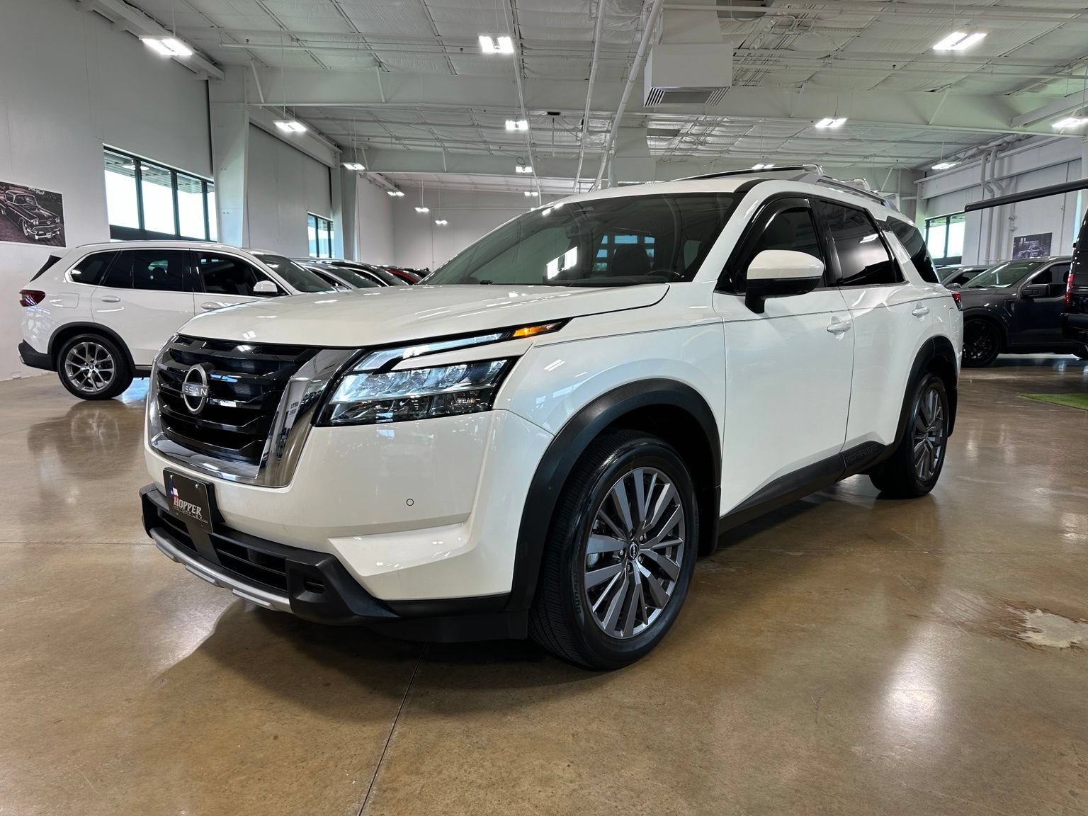 Used 2024 Nissan Pathfinder SL w/ SL Premium Package FWD image 3