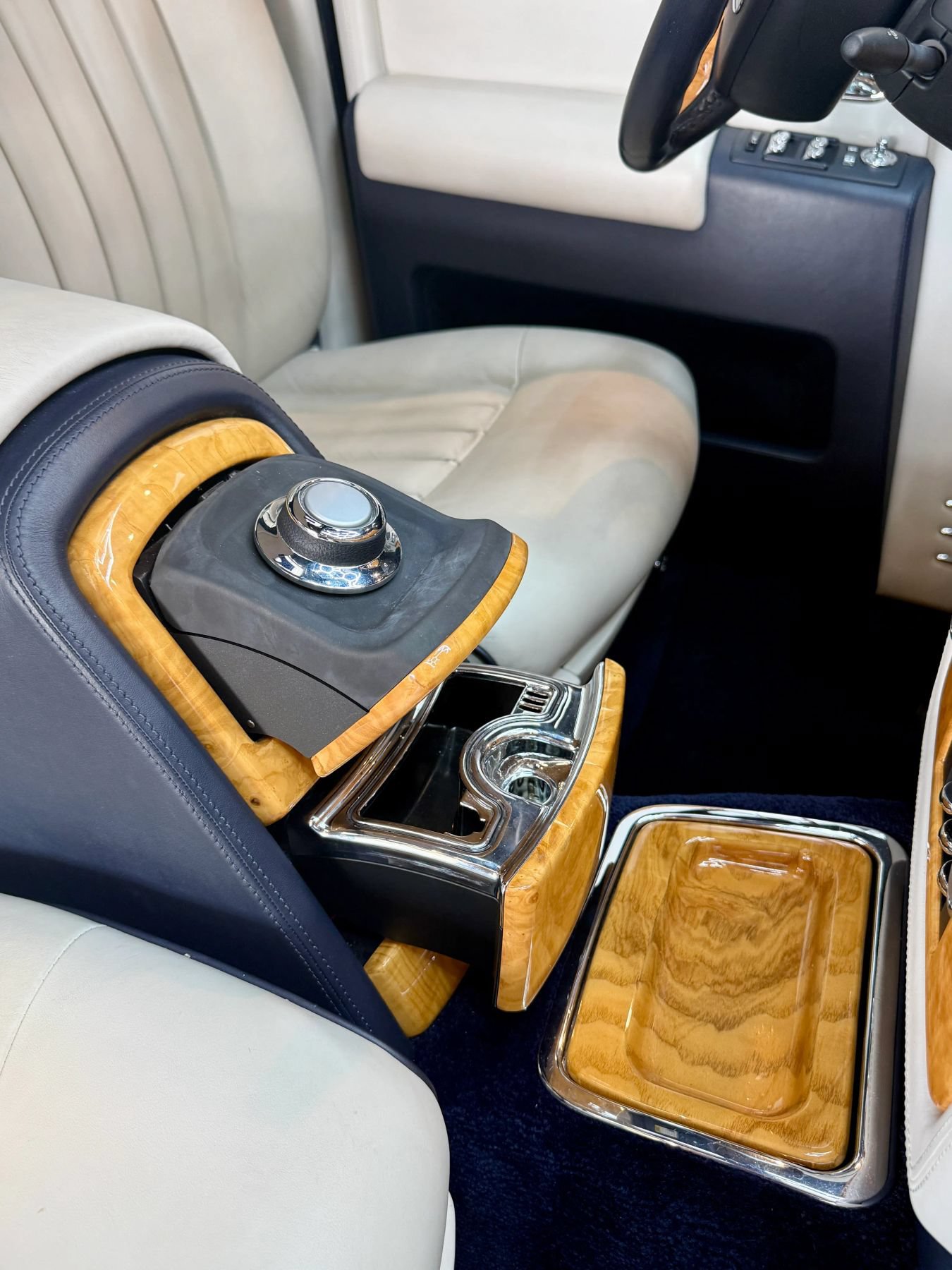 Used 2009 Rolls-Royce Phantom Sedan RWD image 24