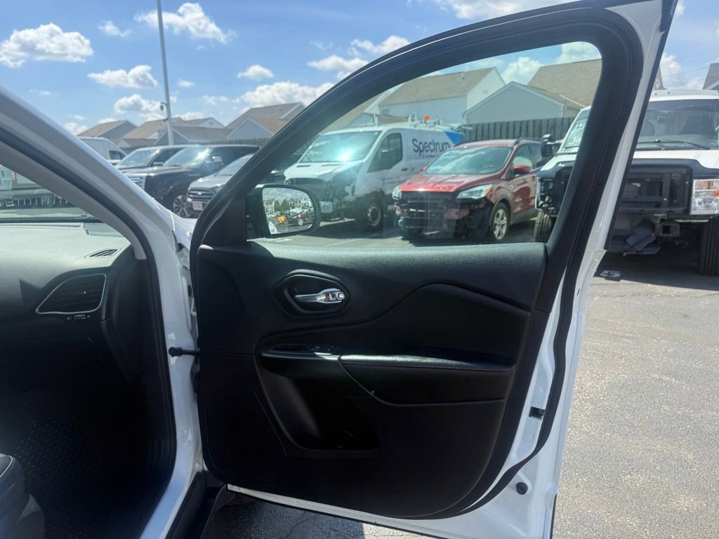 Used 2022 Jeep Cherokee Trailhawk w/ Premium Leather Package AWD/4WD image 59