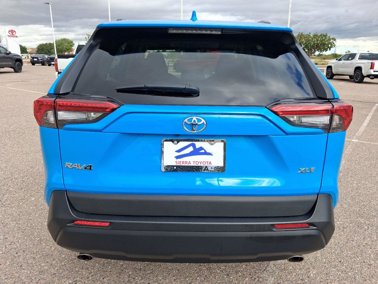 Used 2020 Toyota RAV4 XLE w/ Convenience Package FWD image 4