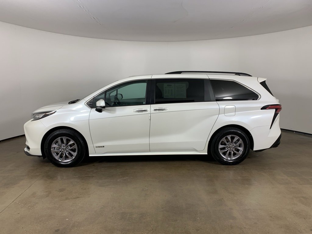 Used 2021 Toyota Sienna XLE w/ XLE Plus Package image 17